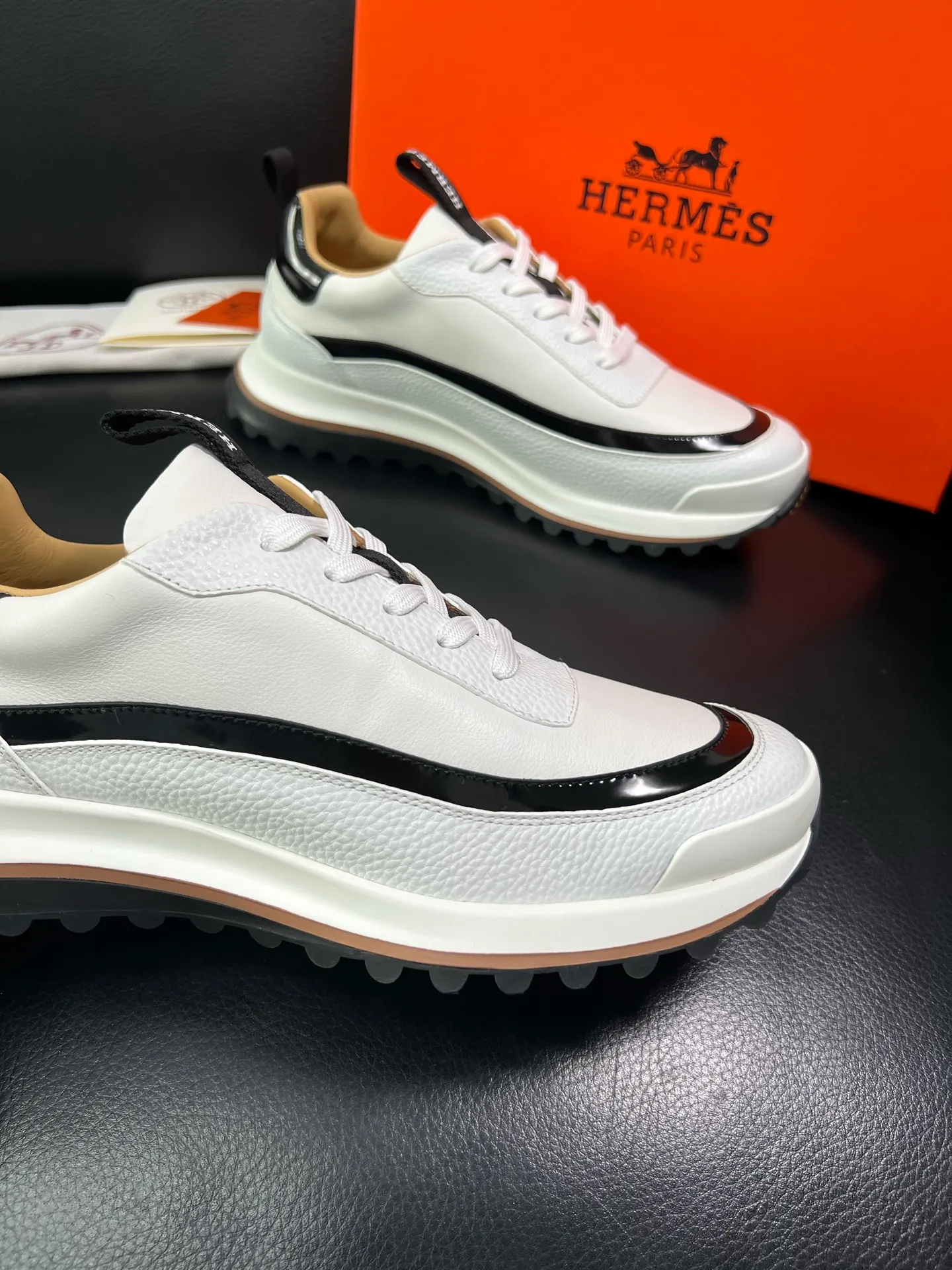 Men's shoes 💰800 Hermes top purchasing Hermes counters are on sale simultaneously with original factory configuration, original cowhide fabrics imported from Italy, high-quality splicing technology, fully imported water-dyed cowhide linings, soles: original soles specially provided by the factory are super comfortable, the original factory follows the order and high quality, you can enter and exit the counter at will, welcome to compare at the counter, code number 39-44 (customized 38 45) 85863